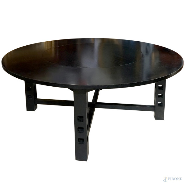 Tavolo con piano circolare Mackintosh per Cassina, anni 70, piano con parte centrale rotante e sollevabile, impiallacciatura di frassino tinto di nero, basamento in massello di frassino tinto di nero, alt. cm 74,5, diam. cm 190 (difetti e segni di usura)