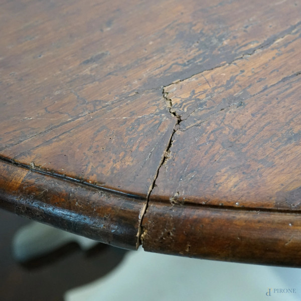 Coppia di Consolles in noce a tre gambe sagomate raccordate, congiungibili a creare un tavolo ton...