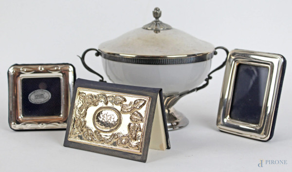 Lotto composto da una zuccheriera in metallo argentato e opalina, due cornicette ed un'agendina in argento, alt. max cm 13, XX secolo