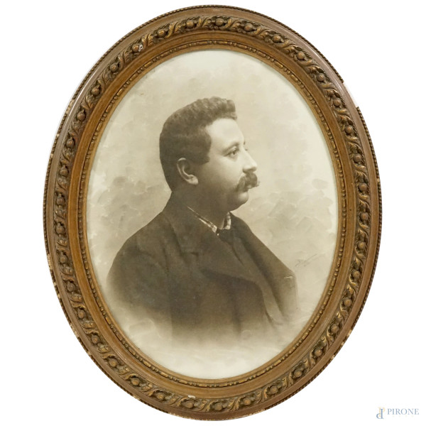 Fotografia d'epoca raffigurante gentiluomo con baffi, inizi XX secolo, cm 60,5x50,5, entro cornice.