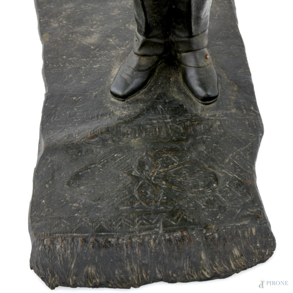 Uomo con guanti, XX secolo, scultura in bronzo, altezza cm 46