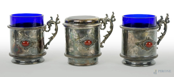 Due bicchieri ed un filtro da thé in argento con corniola e vetro blu cobalto,  alt. max cm 7,5, XX secolo, entro custodia originale.