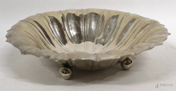 Alzata centrotavola di linea tonda centinata in argento, gr. 530.