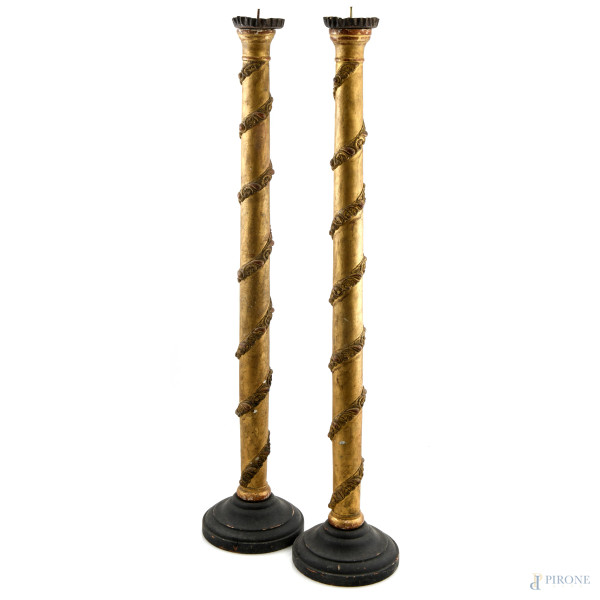 Coppia di torcieri in legno dipinto e dorato, XX secolo, altezza cm 81,5, (segni di usura, scalfiture, cadute di doratura e pigmento, difetti)