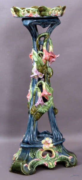 Gueridon in maiolica dipinta e smaltata a decoro di fiori, altezza 80 cm,
