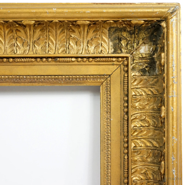 Cornice in legno e pastiglia del XIX secolo, decori a palmette, ingombro cm 108x94, battuta cm 78...