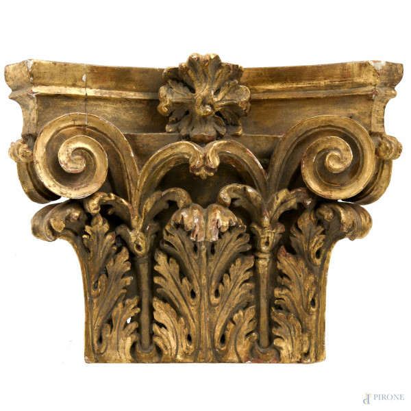Elemento decorativo a guisa di capitello corinzio in legno dorato, XX secolo, cm 21,5x29x10, (segni di usura, scalfiture, perdita di doratura, restauri, fessurazioni, difetti)