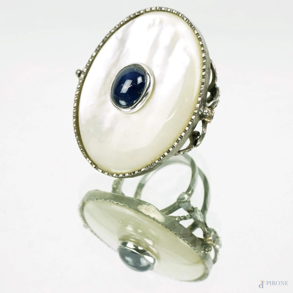 Anello in argento con madreperla e pietra blu
