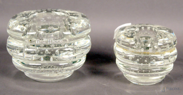 Lotto composto da due centrini in vetro di Murano, anni &#39;50, H massima 9 cm.