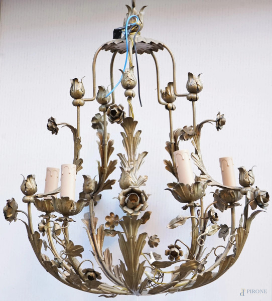 Lampadario in metallo dorato a cinque luci, con decori a fiori e foglie, cm h 60, XX secolo