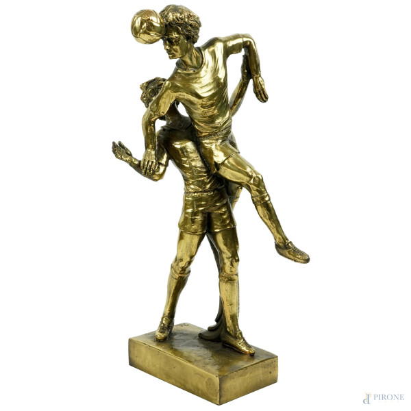 Calciatori, scultura in resina rivestita in metallo dorato, cm h 47,5