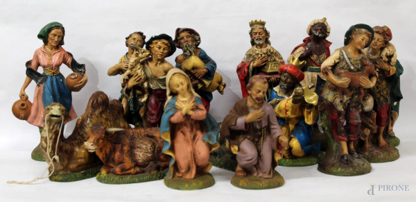 Lotto composto da quindici personaggi da presepe policromi con stalla per presepe, H 30 cm.