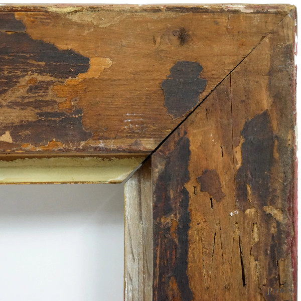 Cornice in legno, stucco e lamina dorata, XX secolo, ingombro cm 54x80, battente cm 37x62