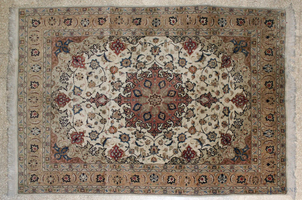 Tappeto persiano, misto seta, cm. 210x150.