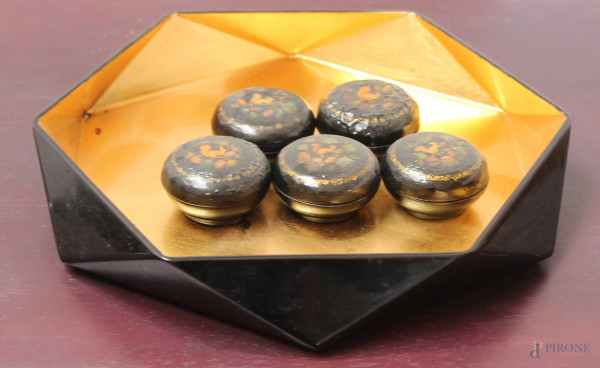 Lotto composto da un centrotavola e cinque cofanetti in legno laccato nero.