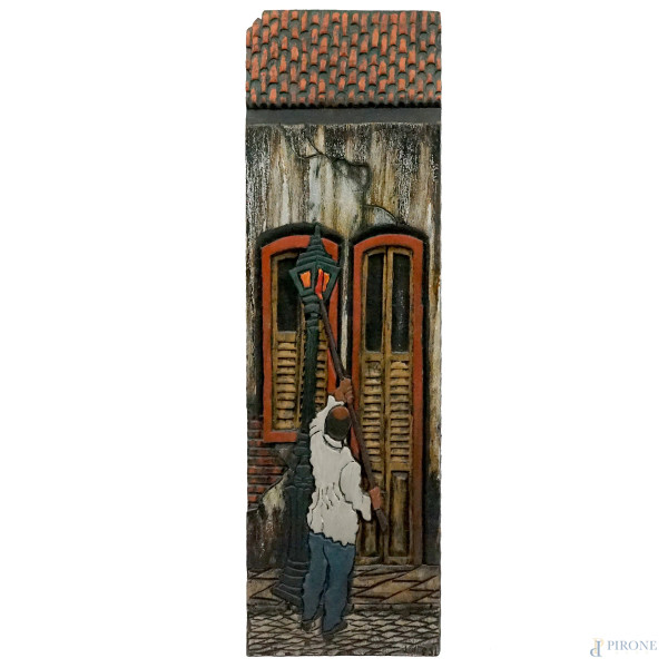 Pannello in legno intagliato e dipinto raffigurante focolaio, cm 87x26, XX secolo. (difetti).