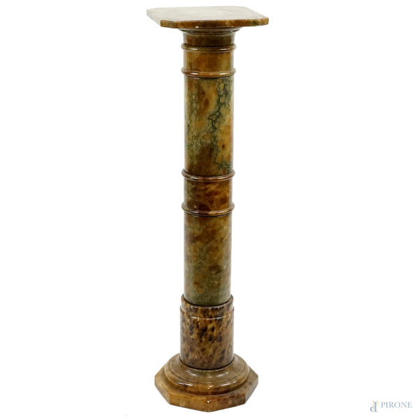 Colonna in alabastro poggiante con base ottagonale, XX secolo, cm h 97,5x25x25, (difetti)