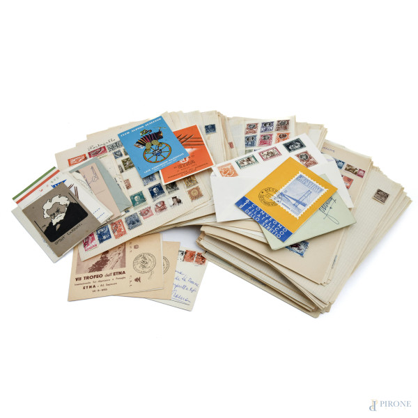 Lotto composto da francobolli  applicati su carta e cartoline viaggiate di varie epoche e provenienze, (segni di usura, difetti)