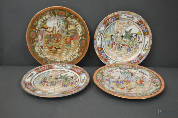 Lotto di quattro piatti in porcellana a decoro policromo di personaggi orientali, diam, 25 cm.