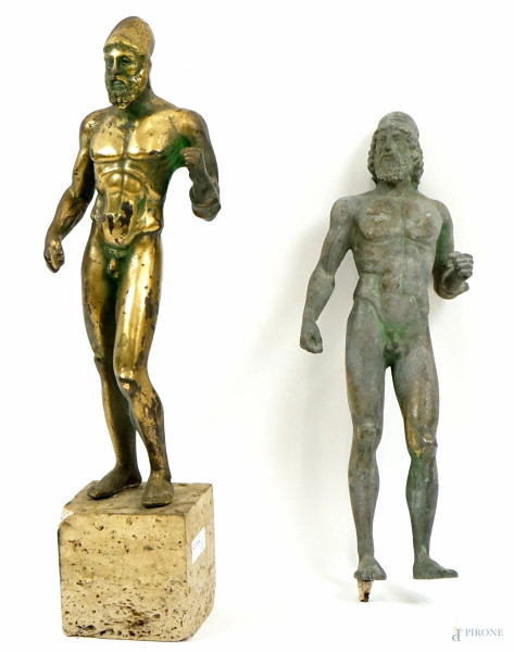 Bronzi di Riace, due sculture in bronzo, alt. max 31, una base in travertino, XX secolo, (difetti).
