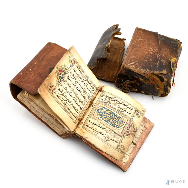 Testo religioso manoscritto in lingua araba con rilegatura e custodia in pelle, XVIII-XIX secolo, misure complessive 10x10x5 ca., (segni di usura del tempo, lacerazioni e consunzione della custodia e della rilegatura, tracce di umidità, difetti)