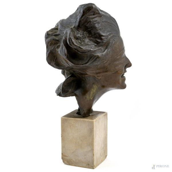 Dea bendata, scultura in bronzo su base in marmo, XX secolo, altezza cm 36, firmato al retro