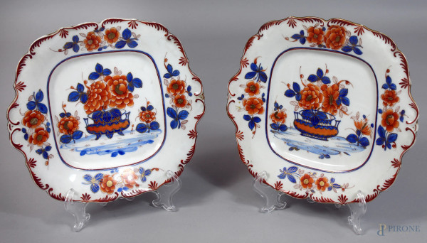 Coppia di piatti in porcellana Imari a decoro di fiori, diametro 25,5 cm, inizi XX secolo.