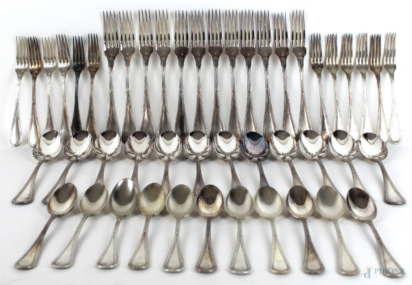 Servizio di posate in metallo argentato composto da 12 forchette grandi, 12 cucchiai grandi, 12 forchette piccole, 11 cucchiai piccoli, entro custodia originale
