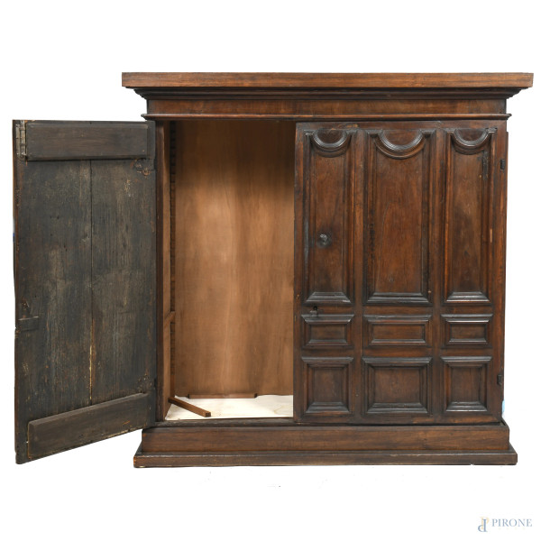 Credenza in noce, XVIII secolo. Fronte a doppia anta con decorazione a quadrature e lesene, cm 14...