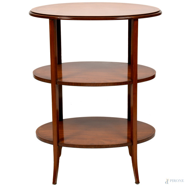 Tavolino ovale impiallacciato in varie essenze a tre ripiani, XX secolo, cm 76,5x58,5x37,5 (difetti)