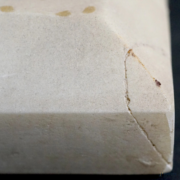 Torso virile in stile classico, XX secolo, polvere di marmo, cm 44x21x14, iscritto alla base "Edi...