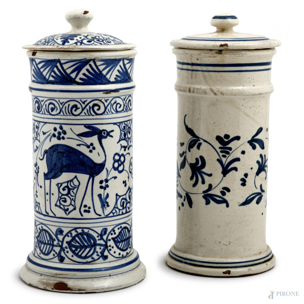 Coppia di vasi da farmacia in maiolica a fondo bianco con decorazioni a girali fogliati e animali, XX secolo, altezza massima cm 24 (cadute di smalto stannifero, difetti di cottura, scalfiture)