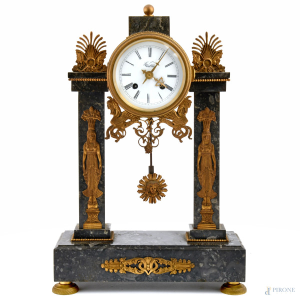 Pendola da camino con struttura in marmo grigio scuro e inserti in bronzo dorato. Cariatidi a rilievo in bronzo dorato alle colonne che inquadrano quadrante circolare smaltato La Sallèe a numeri romani, XX secolo, cm 40x27x10, (da revisionare)