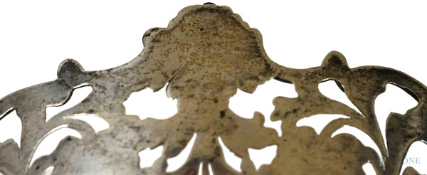 Centrotavola in argento con bordo mistilineo lavorato a cesello e traforato a motivi floreali, po...