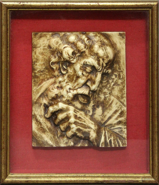 Placca in resina raffigurante volto d'anziano, 20x24 in cornice