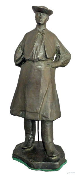 Gentiluomo con cappello, scultura in bronzo firmata, H 40 cm.