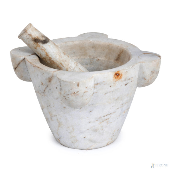 Mortaio in marmo con pestello, XX secolo, altezza cm 18, (scalfiture)
