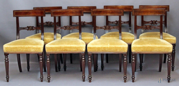 Lotto composto da otto sedie inglesi in mogano con filetti in ottone e tappezzeria in velluto.