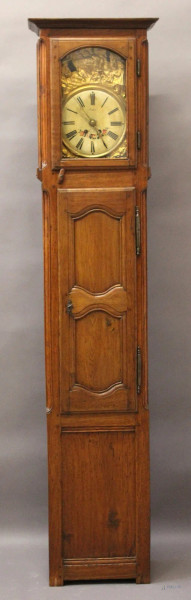 Orologio a torre con cassa in rovere e quadrante a numeri romani, finiture in ottone sbalzato raffigurante scena di carro e figura, XIX sec., H 192 cm, funzionante.