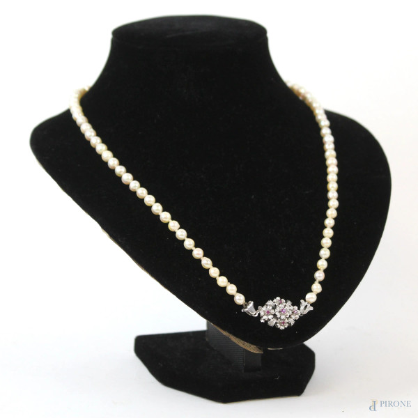 Collana in perle con  chiusura in oro bianco, lunghezza cm 28,5