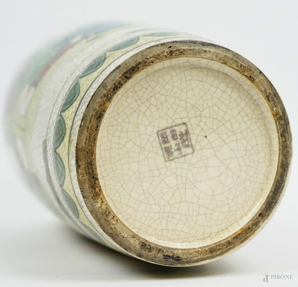 Vaso in maiolica smaltata a craquelé, decori policromi raffigurante personaggi di corte, arte ori...