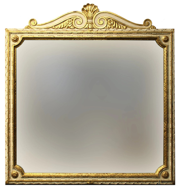Specchiera in legno intagliato, laccato e dorato, fine XIX secolo, cimasa intagliata a doppia voluta con conchiglia, cm 119x110
