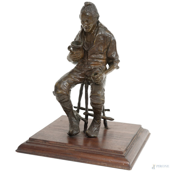 Scultura in bronzo brunito rappresentante un anziano bevitore, da Pasquale Fosca (1858-1929), base in legno, cm 31x23,5x23,5