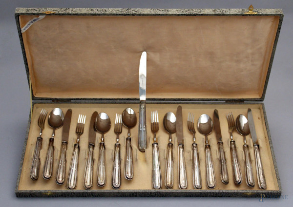 Servizio di posate con manici in argento composto da: sei forchette, sei cucchiai, sei coltelli, entro custodia originale.