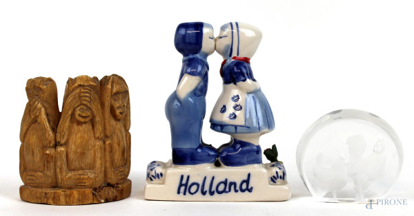 Lotto di tre oggetti diversi, composto da una statuina in porcellana policroma con coppia di fanciulli, tre scimmiette ed un fermacarte in vetro a decoro di galli, alt. max cm 10, XX secolo.