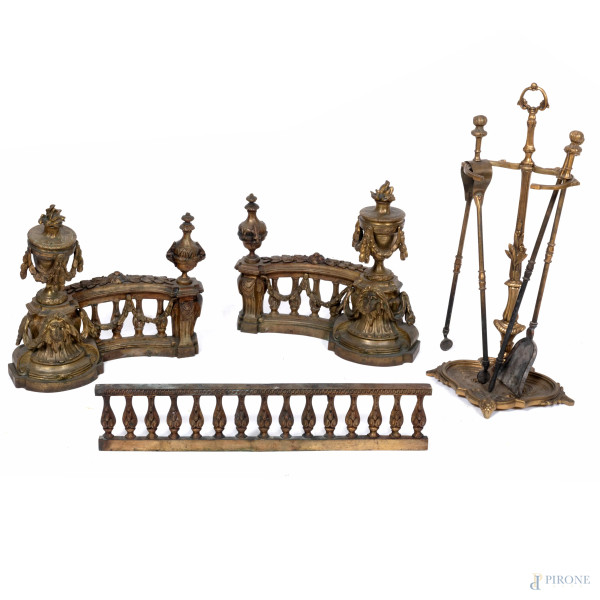 Set da camino in bronzo e bronzo dorato, XX secolo, misure massime lunghezza cm 60, XX secolo, (segni di usura)