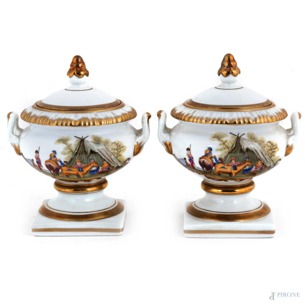 Coppia di zuccheriere biansate in porcellana Meissen nei toni del bianco e dell'oro, con raffigurazioni di accampamento e segugi, altezza cm 17, (lievi segni di usura)