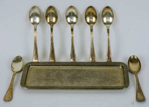 Lotto composto da sette cucchiaini da caffè ed un vassoietto in metallo argentato, misure max cm 18,5x7,5
