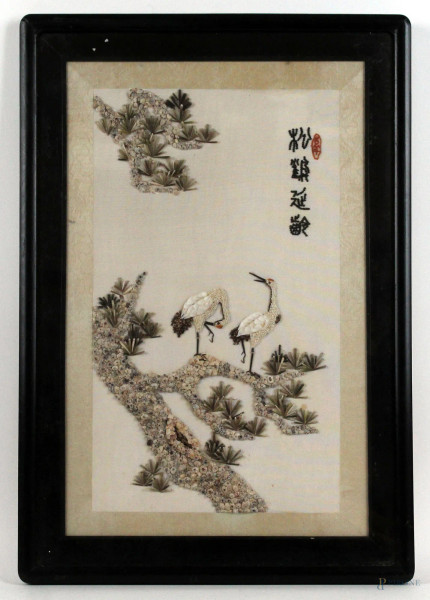 Composizione orientale realizzata con conchiglie applicate su tela, cm 35x20, entro cornice, arte orientale, XX secolo