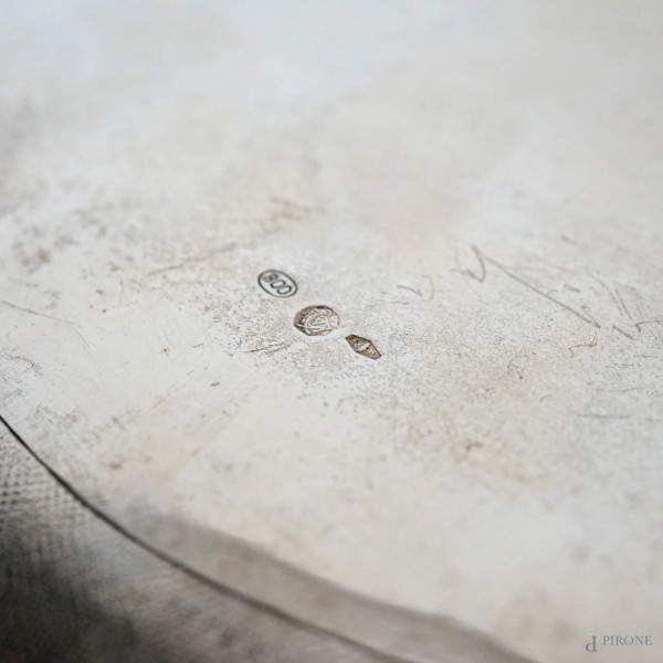 Cofanetto in argento baccellato, finemente lavorato a bulino, decorato con motivi vegetali a rili...